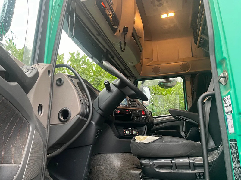 Interior photo 2: Tractor unit DAF XF 480 FT Euro6 Hydrauliek