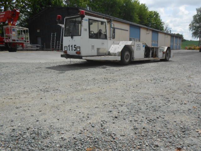 MAN AM110 Flugzeugschlepper MAN AM110 Flugzeugschlepper - Pushback tractor: picture 1 MAN AM110 Flugzeugschlepper MAN AM110 Flugzeugschlepper - Pushback tractor: picture 1