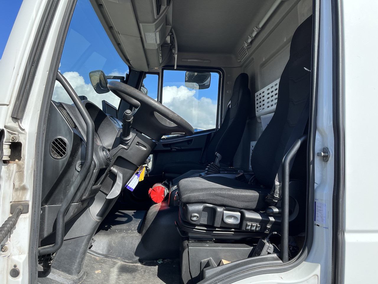 Box truck Iveco 120E25 Eurocargo 4x2 Koffer | Ladebordwand: picture 10 Box truck Iveco 120E25 Eurocargo 4x2 Koffer | Ladebordwand: picture 10