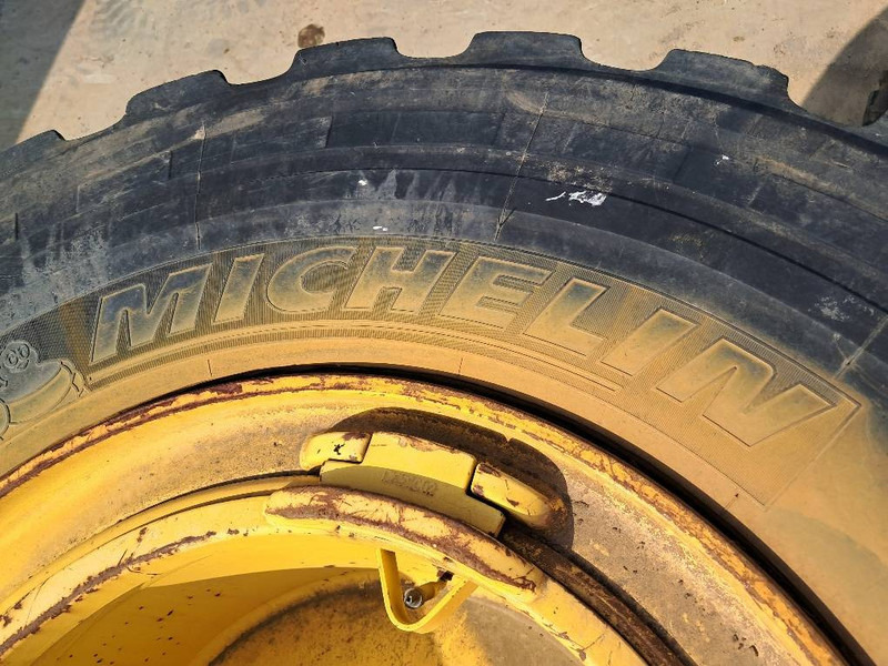 Komatsu WA380 RIM ASSY 423-30-62201 - Wheels and tires for Construction machinery: picture 4 Komatsu WA380 RIM ASSY 423-30-62201 - Wheels and tires for Construction machinery: picture 4
