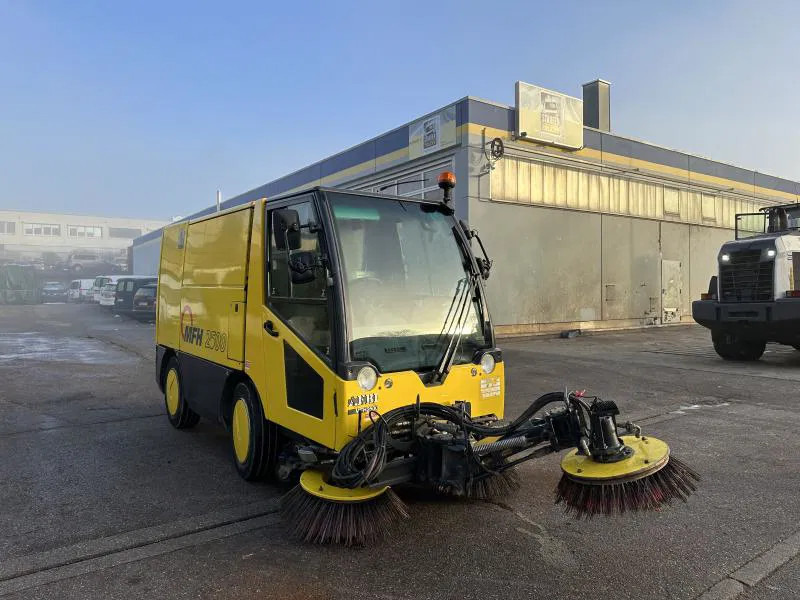 Diversen MFH 2500 Kehrmaschine Klima 3 Besen AEBI MATEC MFH 2500 Kehrmaschine Klima 3 Besen - Industrial sweeper: picture 2 Diversen MFH 2500 Kehrmaschine Klima 3 Besen AEBI MATEC MFH 2500 Kehrmaschine Klima 3 Besen - Industrial sweeper: picture 2