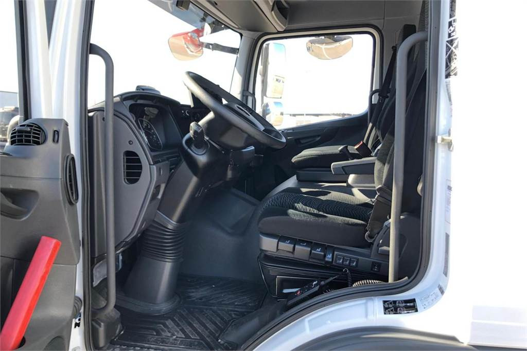 Interior photo 1: Tractor unit Mercedes-Benz ATEGO 1524 L 4x2 7,65m Fokor Ksa-umpikori