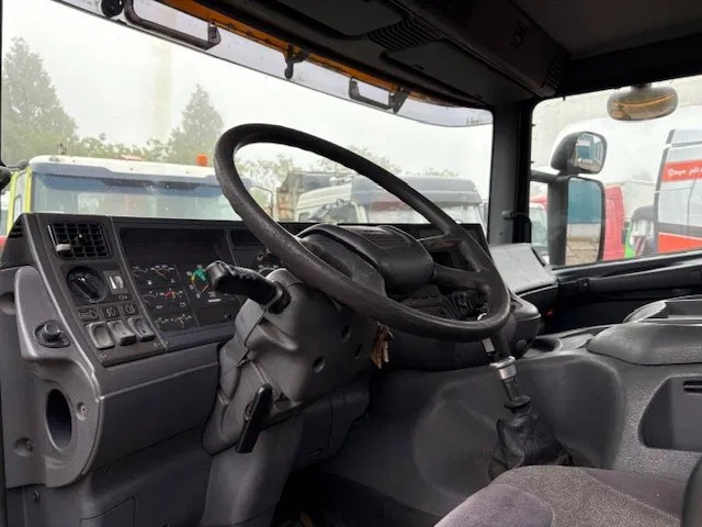 Container transporter/ Swap body truck Scania P114-340 6x2 WITH MULTILIFT CONTAINERSYSTEM ONLY 80.500 KM!! ORIGINAL (10 TIRES / FULL STEEL SUSPENSION / 12 GEARS MANUAL GEARBO: picture 9