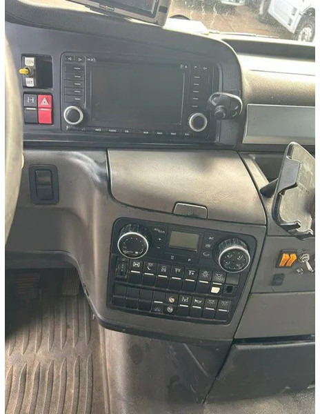 Tractor unit MAN TGX 26.480BLS XLX 6x2 (ZF16 MANUAL GEARBOX / EURO 5 / SLIDING FIFTH WHEEL / LIFT-AXLE / STEERING AXLE / AIRCONDITIONING): picture 11