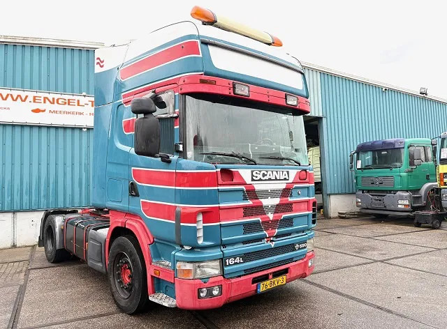 Scania R164-580 V8 TOPLINE COLLECTORS ITEM!! / APK 10-2026!! (12+2 MANUAL GEARBOX / RETARDER / AIRCONDITIONING / 2x TANK / ETC.) - Tractor unit: picture 2 Scania R164-580 V8 TOPLINE COLLECTORS ITEM!! / APK 10-2026!! (12+2 MANUAL GEARBOX / RETARDER / AIRCONDITIONING / 2x TANK / ETC.) - Tractor unit: picture 2