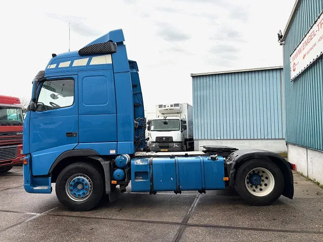 Volvo FH 400 GLOBETROTTER (VIN: 7B446149 / I-SHIFT / ADR-VLG / AIRCONDITIONING / COMPLETE SPOILERSET ON CABIN) - Tractor unit: picture 5 Volvo FH 400 GLOBETROTTER (VIN: 7B446149 / I-SHIFT / ADR-VLG / AIRCONDITIONING / COMPLETE SPOILERSET ON CABIN) - Tractor unit: picture 5