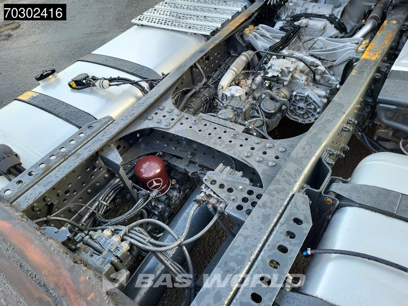 Tractor unit Mercedes-Benz Actros 1845 4X2 GigaSpace Mega Retarder 2x Tanks Standklima Xenon Euro 6: picture 14