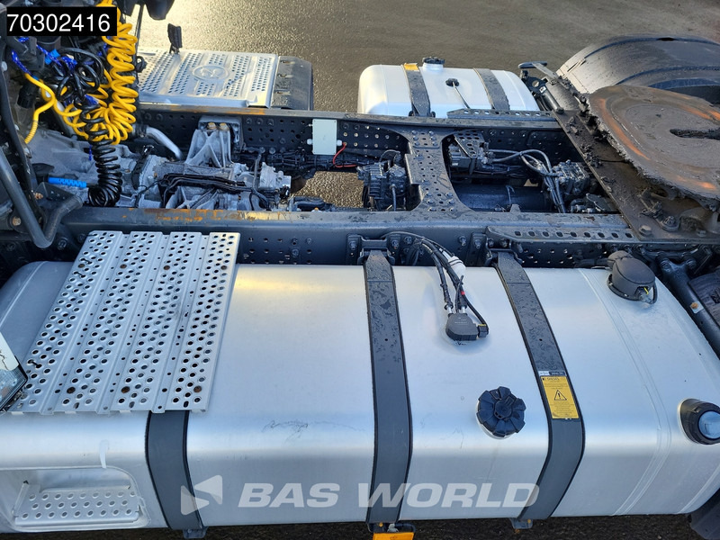 Tractor unit Mercedes-Benz Actros 1845 4X2 GigaSpace Mega Retarder 2x Tanks Standklima Xenon Euro 6: picture 9