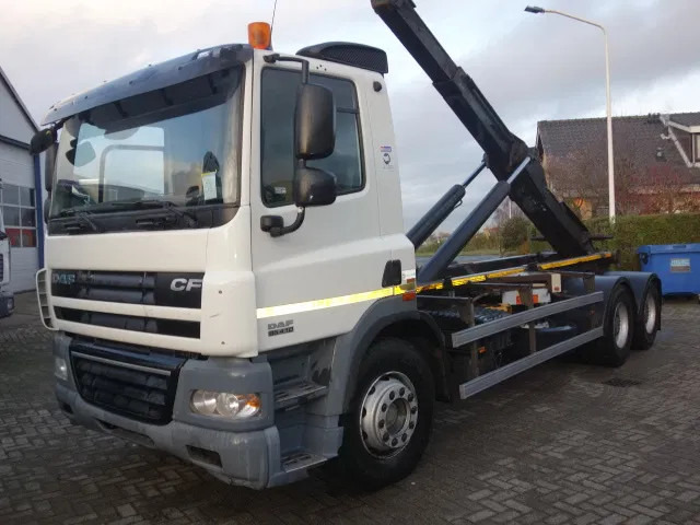 DAF 85.410 CF 6X4 STEEL SPRINGS MANUAL GEARBOX - Hook lift truck: picture 1 DAF 85.410 CF 6X4 STEEL SPRINGS MANUAL GEARBOX - Hook lift truck: picture 1