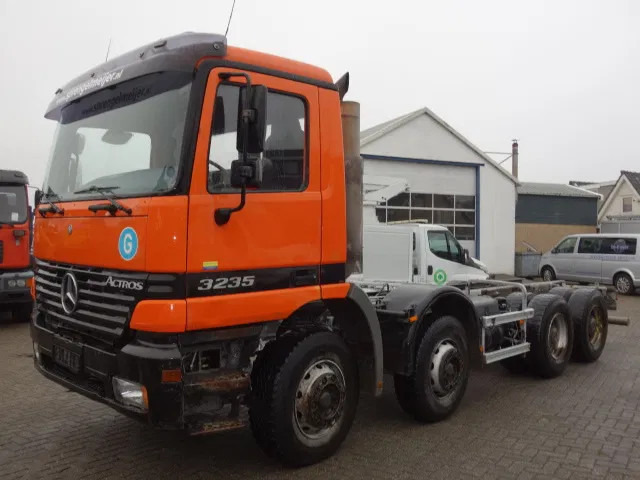 Mercedes-Benz Actros 3235 8x4 steelsprings,manual gearbox - Cab chassis truck: picture 2 Mercedes-Benz Actros 3235 8x4 steelsprings,manual gearbox - Cab chassis truck: picture 2