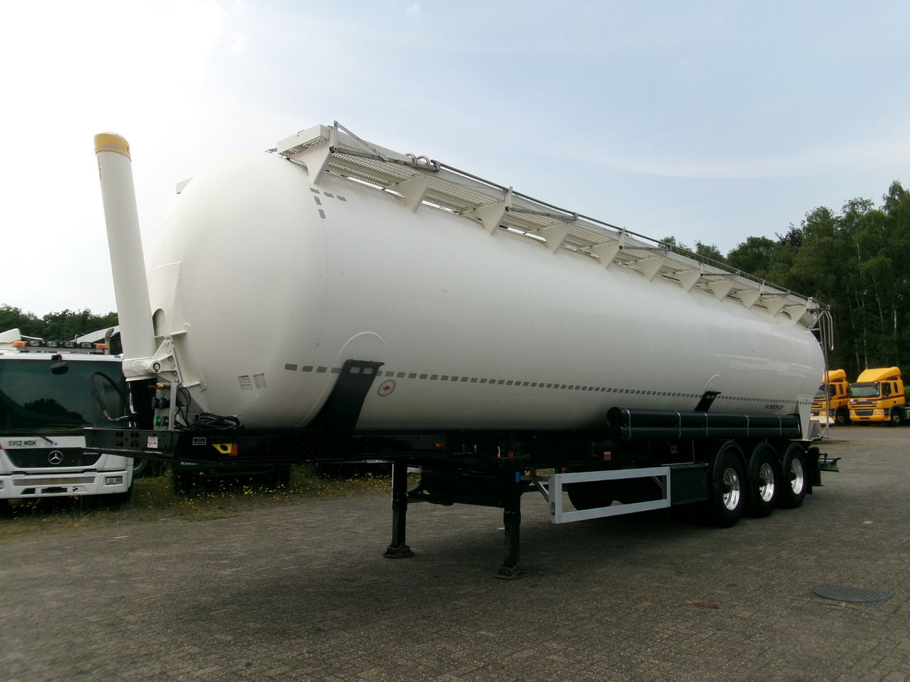 Tank semi-trailer for transportation of flour Feldbinder Powder tank alu 63 m3 (tipping): picture 1
