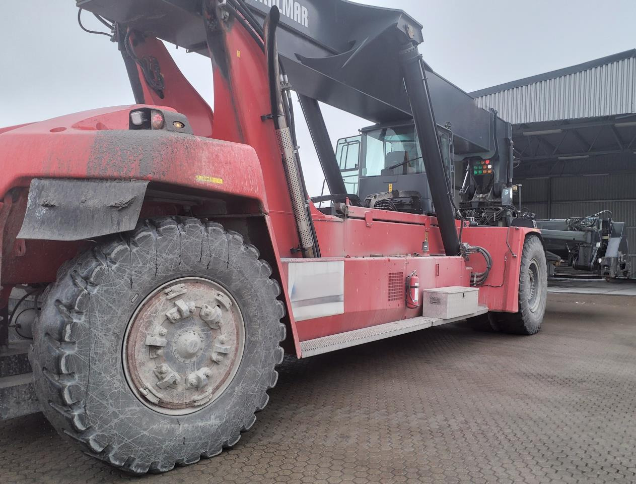 Kalmar DRG450-75C5XS - Reach stacker: picture 3 Kalmar DRG450-75C5XS - Reach stacker: picture 3