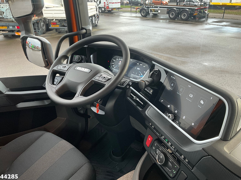Interior photo 1: Hook lift truck DAF FAN XD 450 Euro 6 VDL 21 Ton Schuif-knik haakarmsysteem