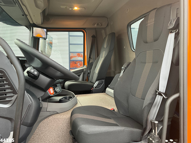 Interior photo 2: Hook lift truck DAF FAN XD 450 Euro 6 VDL 21 Ton Schuif-knik haakarmsysteem