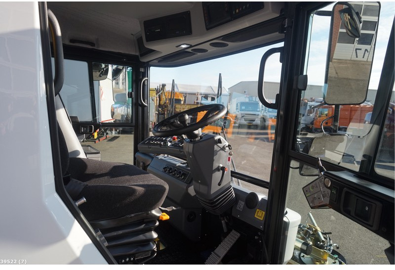 Road sweeper Ravo 540 CD with 3-rd brush: picture 7