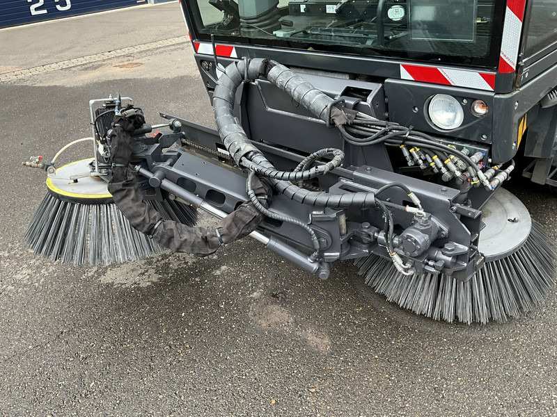 Schmidt Cleango Compact 500 Euro 6 with 3-rd brush Just 4.260 km! - Road sweeper: picture 5 Schmidt Cleango Compact 500 Euro 6 with 3-rd brush Just 4.260 km! - Road sweeper: picture 5