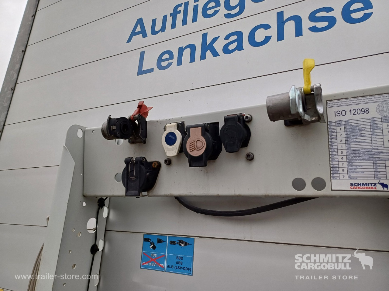 SCHMITZ Auflieger Curtainsider Standard Forklift holder - Curtainsider semi-trailer: picture 2 SCHMITZ Auflieger Curtainsider Standard Forklift holder - Curtainsider semi-trailer: picture 2