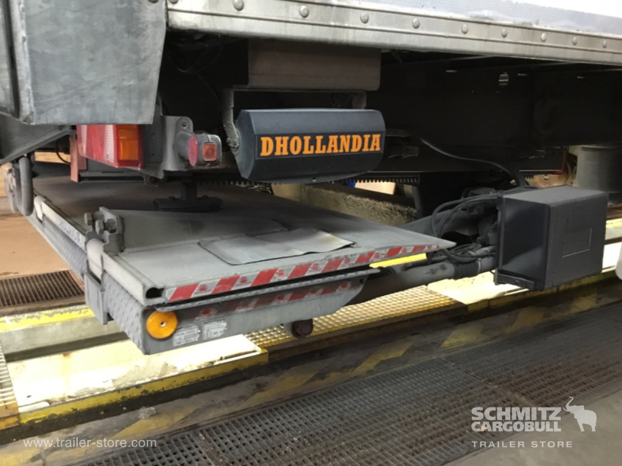 FRUEHAUF Auflieger Trockenfrachtkoffer Taillift - Closed box semi-trailer: picture 3 FRUEHAUF Auflieger Trockenfrachtkoffer Taillift - Closed box semi-trailer: picture 3