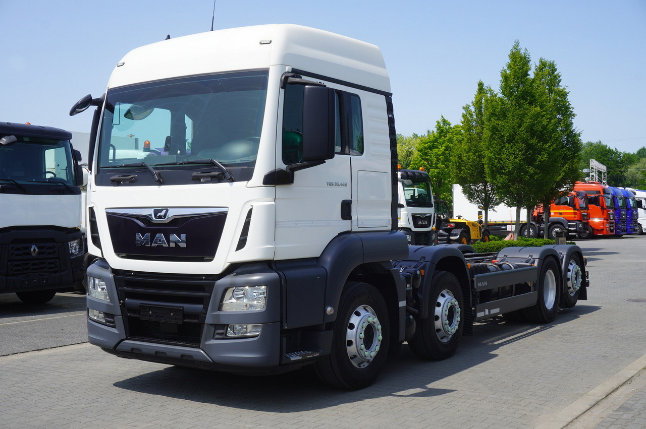 MAN TGS 35.420 8x2 / Chassis 6.4 m / 3 steered axles - Crane truck: picture 2 MAN TGS 35.420 8x2 / Chassis 6.4 m / 3 steered axles - Crane truck: picture 2