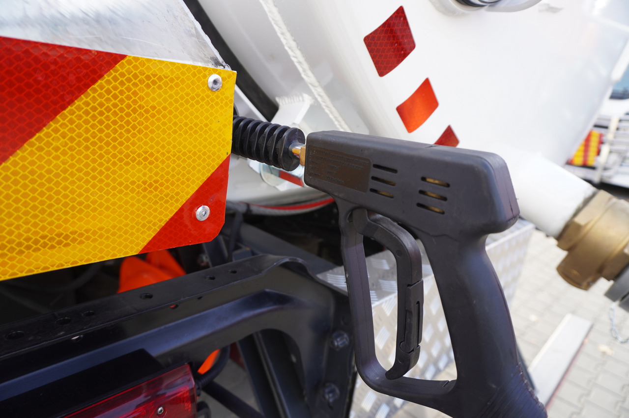 Tank truck MERCEDES-BENZ Actros 1833 / 260 tho. km / NEW septic tank 11000 l: picture 13 Tank truck MERCEDES-BENZ Actros 1833 / 260 tho. km / NEW septic tank 11000 l: picture 13