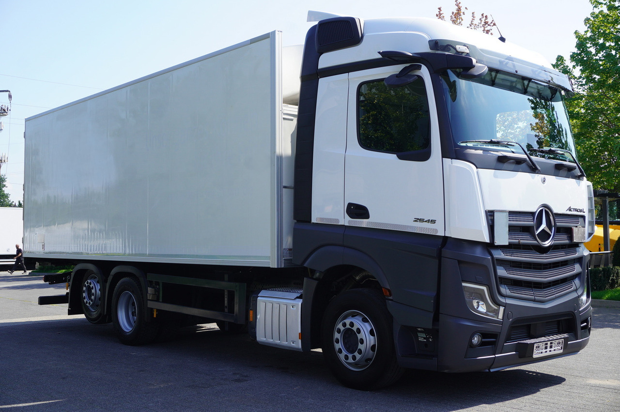 MERCEDES-BENZ Actros 2545 MP5 6×2 E6 / Kiesling meat hook refrigerator / Carrier Supra 1250 / 2022 - Refrigerator truck: picture 5 MERCEDES-BENZ Actros 2545 MP5 6×2 E6 / Kiesling meat hook refrigerator / Carrier Supra 1250 / 2022 - Refrigerator truck: picture 5
