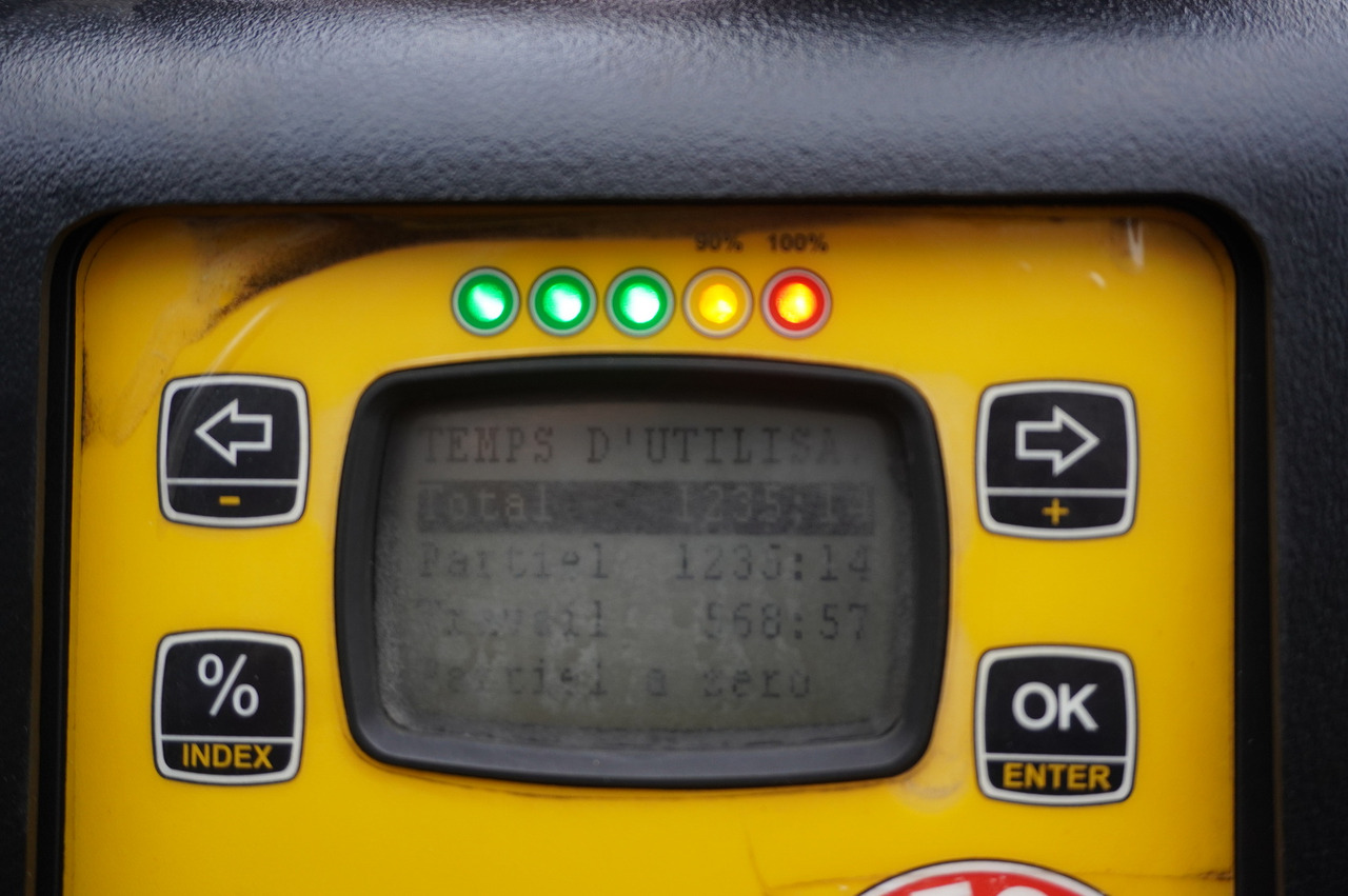 RENAULT C280 DTI 8 / FASSI crane 5.6 T / 560 MTH / Remote control / Rotator / Flatbed 15 EPAL - Crane truck: picture 3 RENAULT C280 DTI 8 / FASSI crane 5.6 T / 560 MTH / Remote control / Rotator / Flatbed 15 EPAL - Crane truck: picture 3