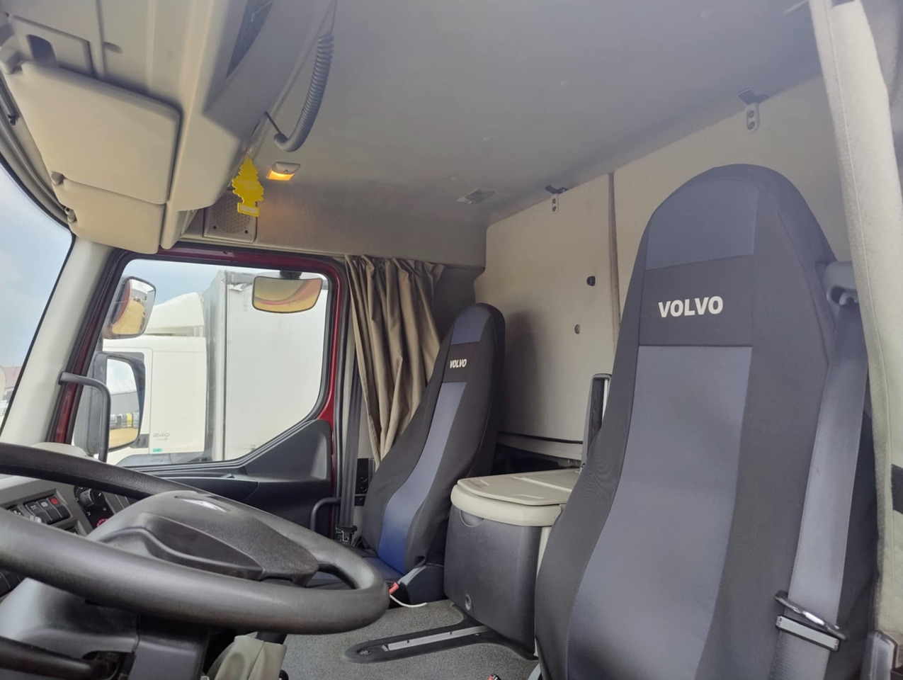 RENAULT Midlum 300 / Curtain 18 EPAL / Sleeping cab - Curtainsider truck: picture 4 RENAULT Midlum 300 / Curtain 18 EPAL / Sleeping cab - Curtainsider truck: picture 4