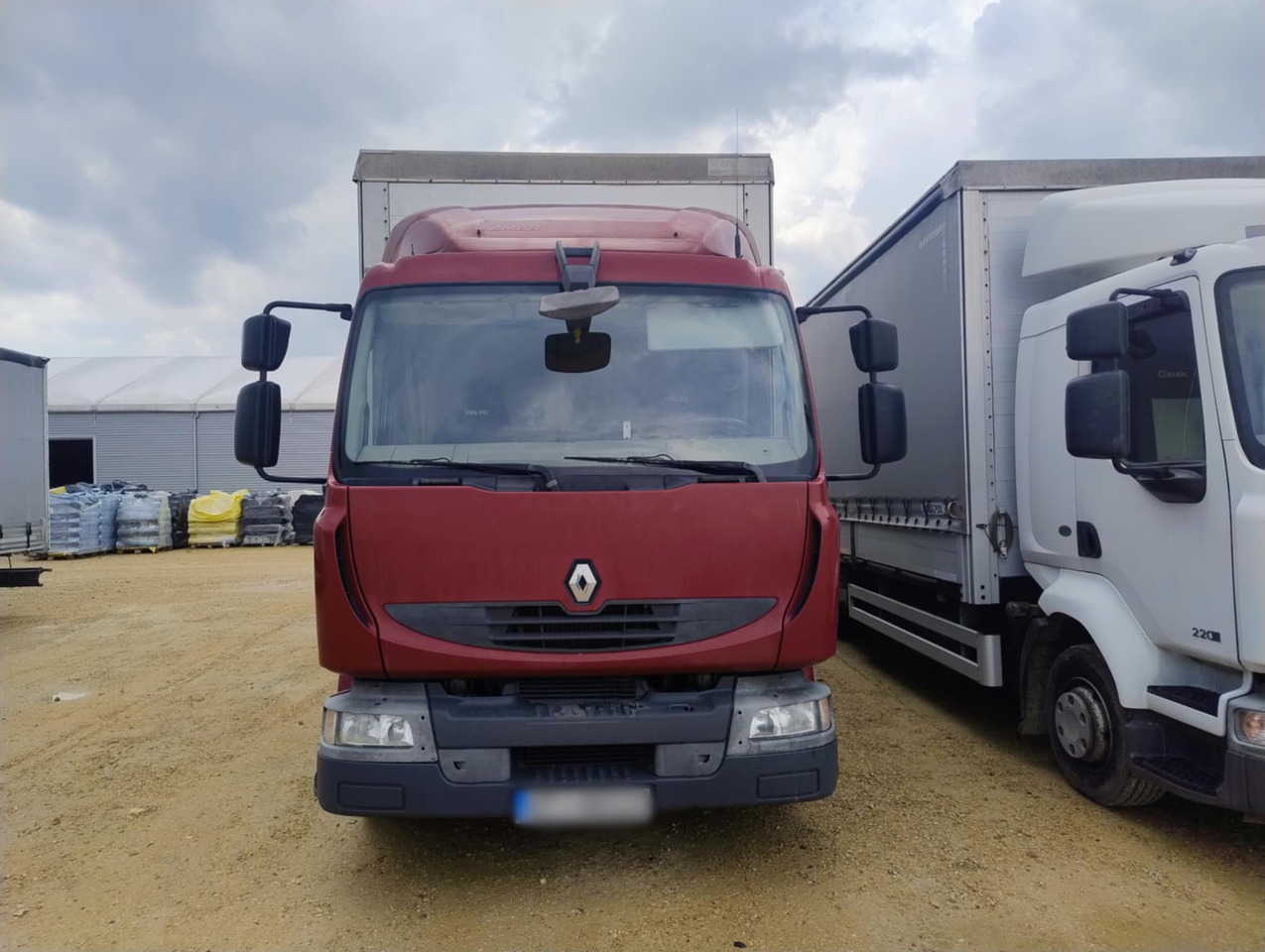 RENAULT Midlum 300 / Curtain 18 EPAL / Sleeping cab - Curtainsider truck: picture 2 RENAULT Midlum 300 / Curtain 18 EPAL / Sleeping cab - Curtainsider truck: picture 2