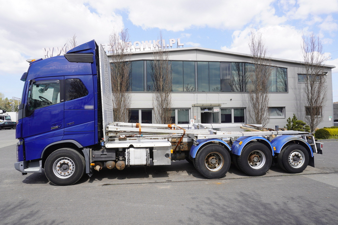 VOLVO FH16 750 8x4 / 750 HP! / 20 t load capacity / stanchion superstructure - Logging truck: picture 5 VOLVO FH16 750 8x4 / 750 HP! / 20 t load capacity / stanchion superstructure - Logging truck: picture 5