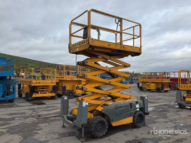 2015 Haulotte Compact 12DX 4x4 Diesel Scissor Lift - Scissor lift: picture 2 2015 Haulotte Compact 12DX 4x4 Diesel Scissor Lift - Scissor lift: picture 2