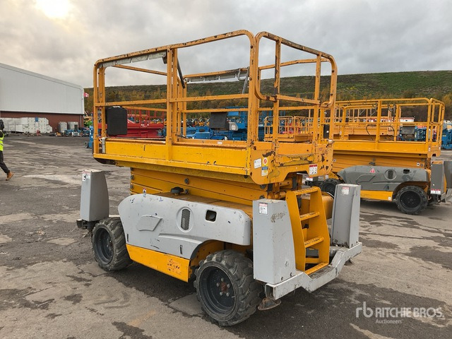 2015 Haulotte Compact 12DX 4x4 Diesel Scissor Lift - Scissor lift: picture 3 2015 Haulotte Compact 12DX 4x4 Diesel Scissor Lift - Scissor lift: picture 3