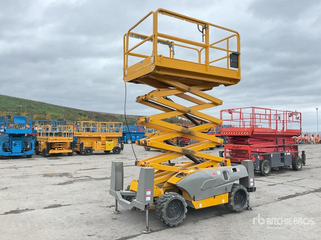 2015 Haulotte Compact 12DX 4x4 Diesel Scissor Lift - Scissor lift: picture 2 2015 Haulotte Compact 12DX 4x4 Diesel Scissor Lift - Scissor lift: picture 2