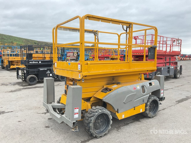 2015 Haulotte Compact 12DX 4x4 Diesel Scissor Lift - Scissor lift: picture 4 2015 Haulotte Compact 12DX 4x4 Diesel Scissor Lift - Scissor lift: picture 4