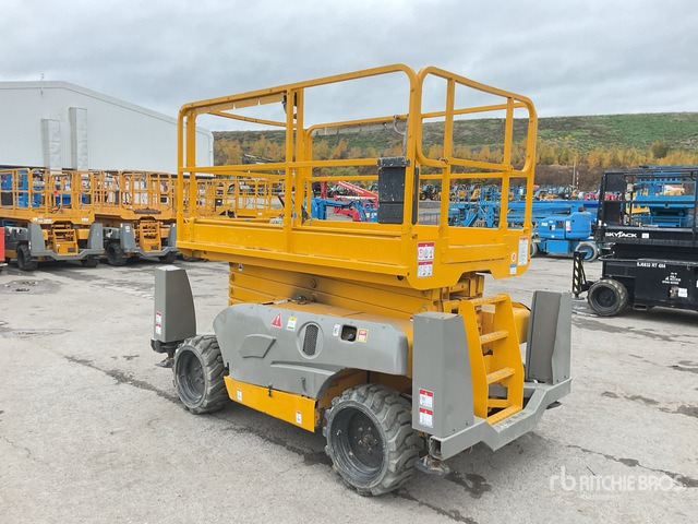 2015 Haulotte Compact 12DX 4x4 Diesel Scissor Lift - Scissor lift: picture 3 2015 Haulotte Compact 12DX 4x4 Diesel Scissor Lift - Scissor lift: picture 3