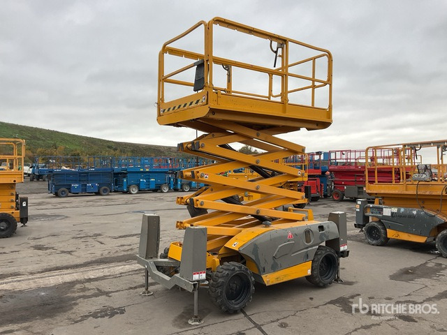 2015 Haulotte Compact 12DX 4x4 Diesel Scissor Lift - Scissor lift: picture 2 2015 Haulotte Compact 12DX 4x4 Diesel Scissor Lift - Scissor lift: picture 2