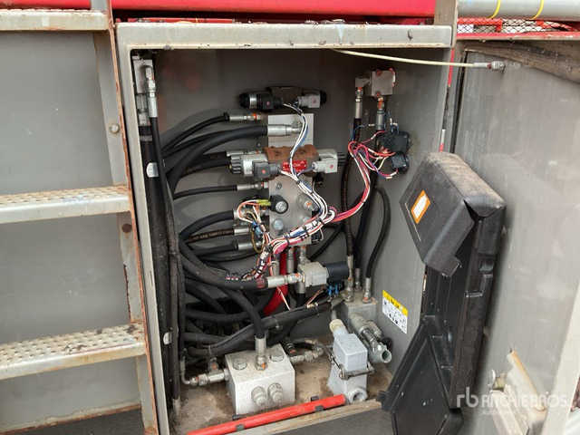 2015 Skyjack SJ8841 4x4 Diesel Scissor Lift - Scissor lift: picture 5 2015 Skyjack SJ8841 4x4 Diesel Scissor Lift - Scissor lift: picture 5