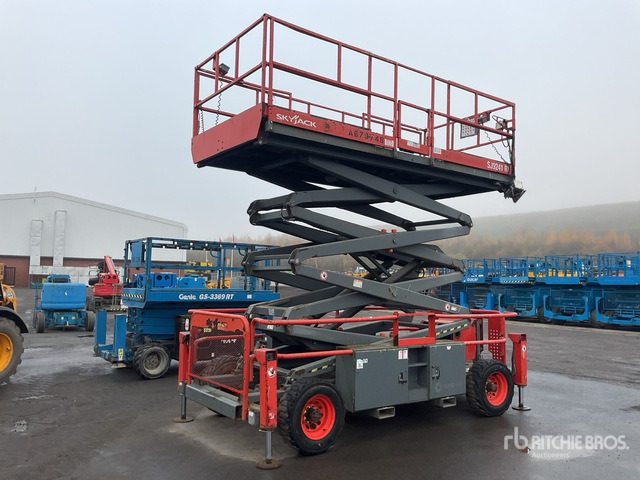 2015 Skyjack SJ9241 4x4 Diesel Scissor Lift - Scissor lift: picture 2 2015 Skyjack SJ9241 4x4 Diesel Scissor Lift - Scissor lift: picture 2