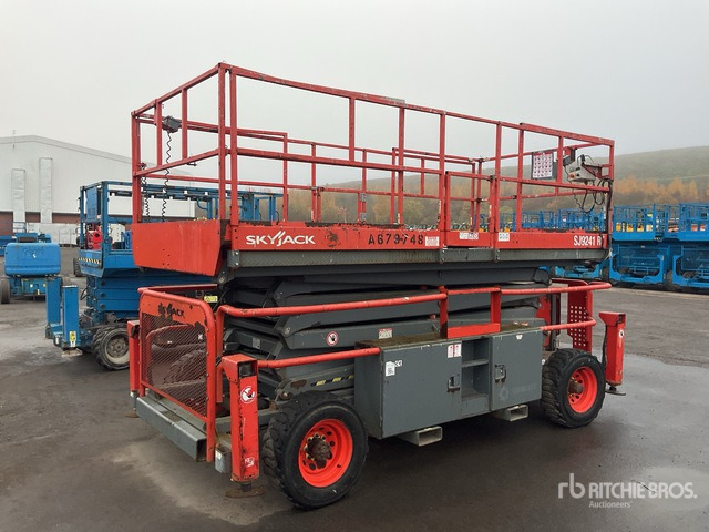 2015 Skyjack SJ9241 4x4 Diesel Scissor Lift - Scissor lift: picture 3 2015 Skyjack SJ9241 4x4 Diesel Scissor Lift - Scissor lift: picture 3