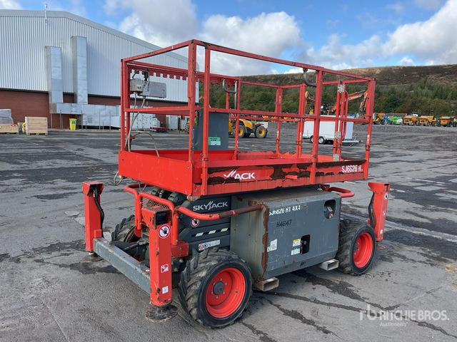 2017 Skyjack SJ6826 RT 4x4 Diesel Scissor Lift - Scissor lift: picture 3 2017 Skyjack SJ6826 RT 4x4 Diesel Scissor Lift - Scissor lift: picture 3