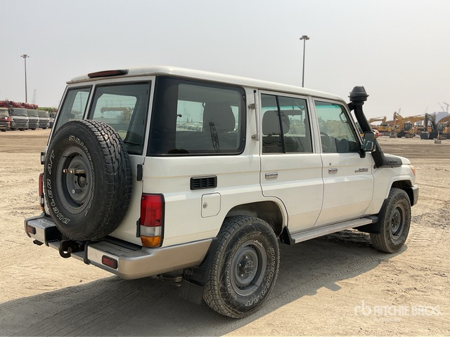 2011 Toyota Land Cruiser LX 76R 4x4 SUV - SUV: picture 3 2011 Toyota Land Cruiser LX 76R 4x4 SUV - SUV: picture 3