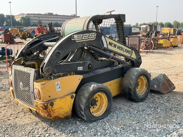 2014 New Holland L225 (Inoperable) Skid Steer Loader - Skid steer loader: picture 4 2014 New Holland L225 (Inoperable) Skid Steer Loader - Skid steer loader: picture 4
