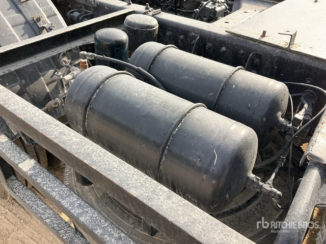 2002 Hyundai 6x4 T/A Sleeper Truck Tractor - Tractor unit: picture 4 2002 Hyundai 6x4 T/A Sleeper Truck Tractor - Tractor unit: picture 4