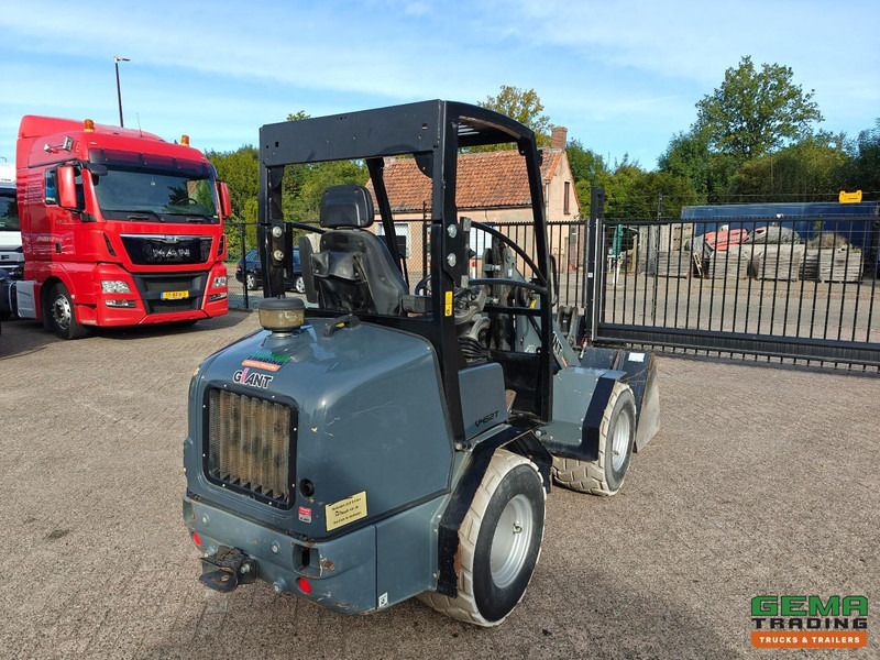 Giant V452T 3585 uren - Wiellader - Landbouw Kenteken - Vangmuil - Grondbak - Non-Marking Banden - Compact track loader: picture 3 Giant V452T 3585 uren - Wiellader - Landbouw Kenteken - Vangmuil - Grondbak - Non-Marking Banden - Compact track loader: picture 3
