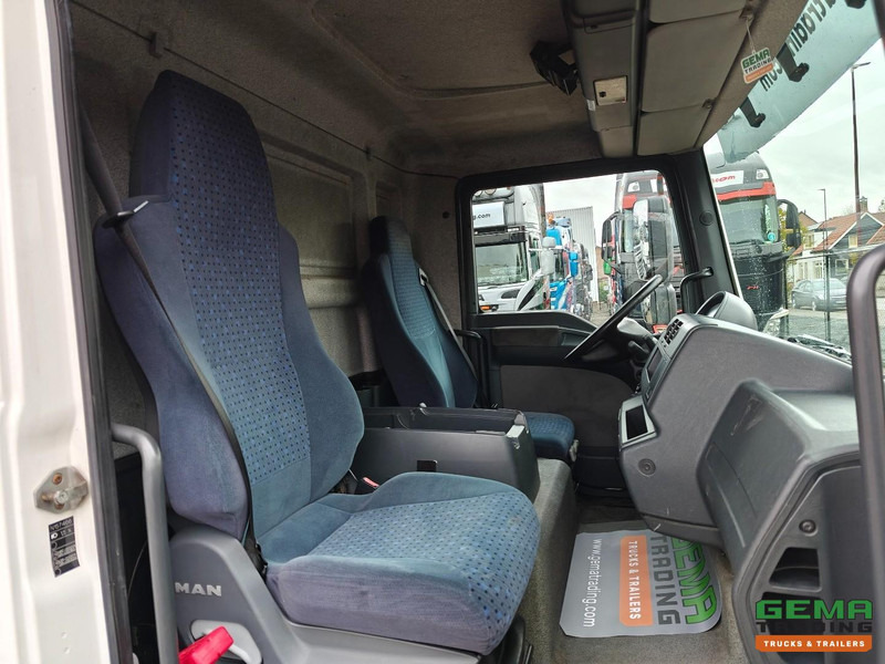 Refrigerator truck MAN TGL 12.180 4x2 Dagcabine Euro4 - Koel-Vriesbak 5.5m - Carrier Supra 850Mt - Laadklep 1500KG - 02/2026 APK: picture 17 Refrigerator truck MAN TGL 12.180 4x2 Dagcabine Euro4 - Koel-Vriesbak 5.5m - Carrier Supra 850Mt - Laadklep 1500KG - 02/2026 APK: picture 17