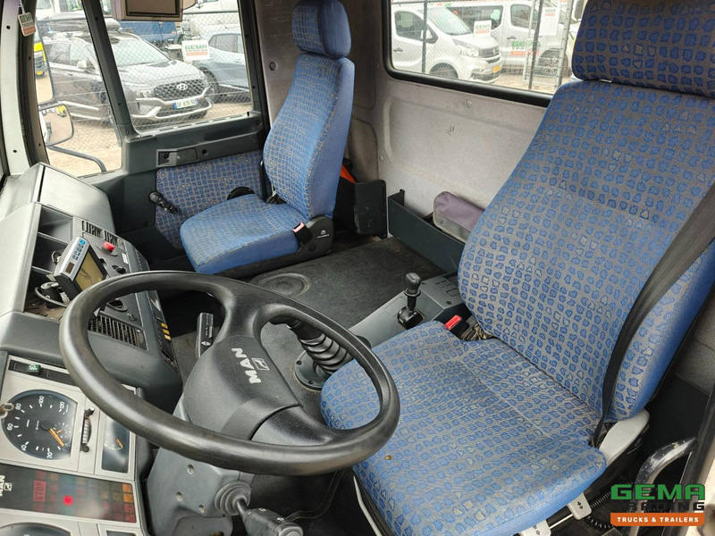 MAN LE 10.220 4x2 Dagcabine Euro3 - Handgeschakeld - Analoge Tachograaf - 195.000km - Tractor unit: picture 5 MAN LE 10.220 4x2 Dagcabine Euro3 - Handgeschakeld - Analoge Tachograaf - 195.000km - Tractor unit: picture 5