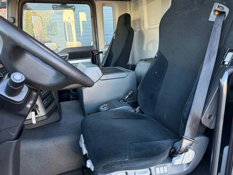 MAN TGS 26.320 EEV Koffer Stuuras 2.500KG LBW 199.050KM! NL TRUCK - Box truck: picture 5 MAN TGS 26.320 EEV Koffer Stuuras 2.500KG LBW 199.050KM! NL TRUCK - Box truck: picture 5
