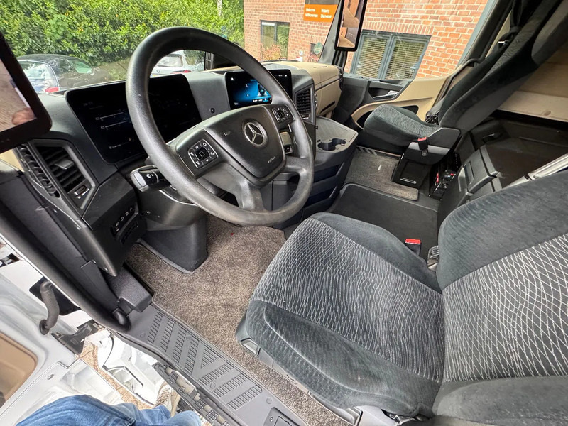 Mercedes-Benz Actros 1845 Streamspace Xenon 2x Tank German truck - Tractor unit: picture 5 Mercedes-Benz Actros 1845 Streamspace Xenon 2x Tank German truck - Tractor unit: picture 5