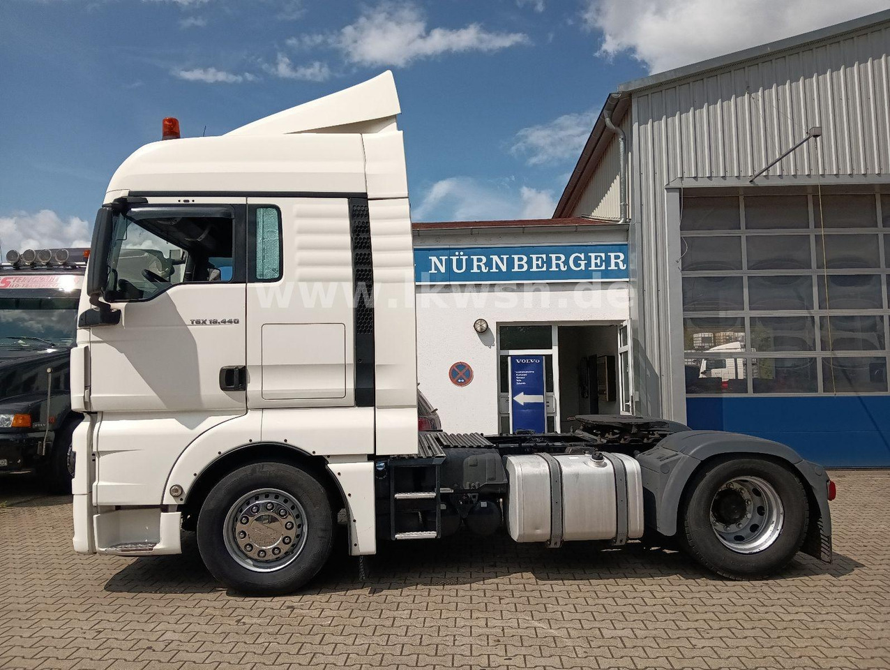 MAN TGX 18:440 FLT XLX 2xTank Klima Spoiler Kühlbox MAN TGX 18:440 FLT XLX 2xTank Klima Spoiler Kühlbox - Tractor unit: picture 3 MAN TGX 18:440 FLT XLX 2xTank Klima Spoiler Kühlbox MAN TGX 18:440 FLT XLX 2xTank Klima Spoiler Kühlbox - Tractor unit: picture 3