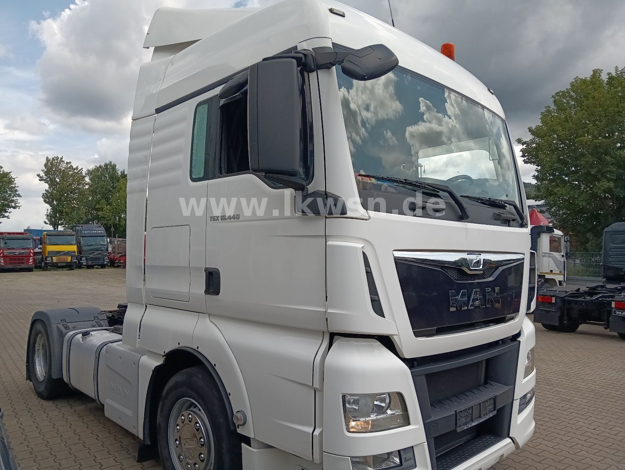 MAN TGX 18:440 FLT XLX 2xTank Klima Spoiler Kühlbox MAN TGX 18:440 FLT XLX 2xTank Klima Spoiler Kühlbox - Tractor unit: picture 3 MAN TGX 18:440 FLT XLX 2xTank Klima Spoiler Kühlbox MAN TGX 18:440 FLT XLX 2xTank Klima Spoiler Kühlbox - Tractor unit: picture 3