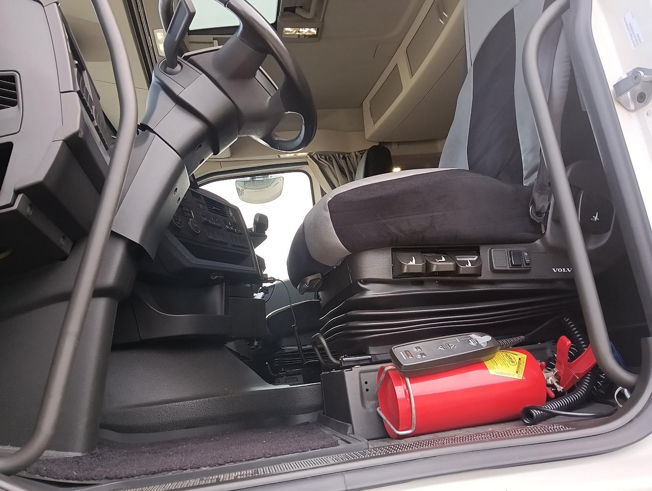 Volvo FH500 8x4R RETARDER LIFT MEILLER-Asphalt FunkAHK - Tipper: picture 5 Volvo FH500 8x4R RETARDER LIFT MEILLER-Asphalt FunkAHK - Tipper: picture 5